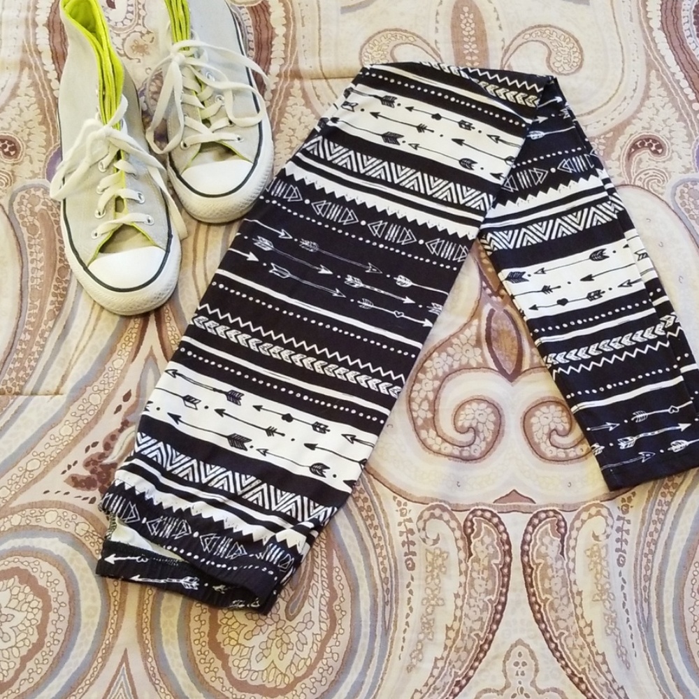 HDE Fun, Soft, Cute, Black & White Arrow Leggings!